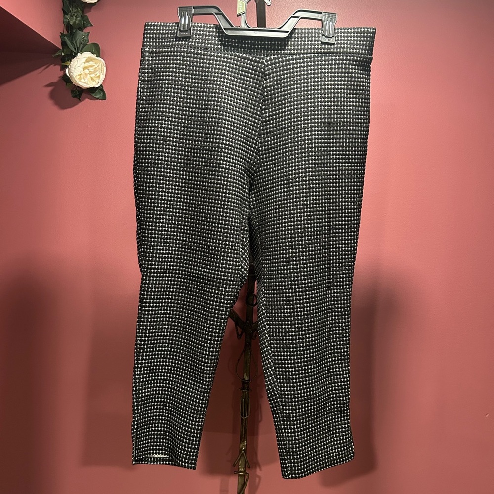 Espresso Women's Black and White Checkered Capris